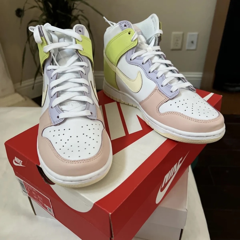 Women Nikes size 7.5